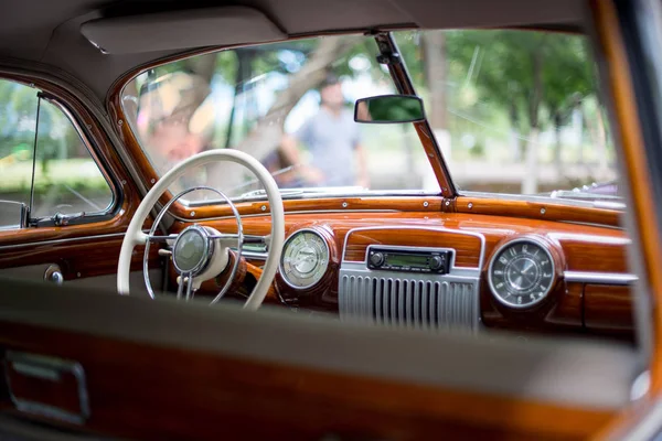 Retro car, retro torpedo car, vintage steering wheel — Stock Photo, Image