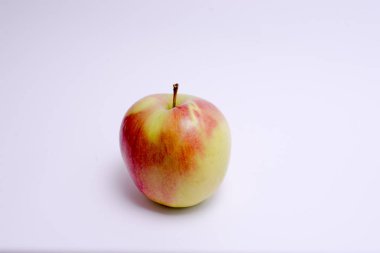 Kırmızı ve sarı elma beyaz arkaplanda izole edilmiş