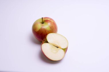 Kırmızı elma dilim beyaz arka plan üzerinde izole ile