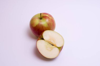 Kırmızı elma dilim beyaz arka plan üzerinde izole ile
