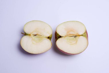 Beyaz arka plan üzerinde izole kırmızı elma tamamlayan bir başka