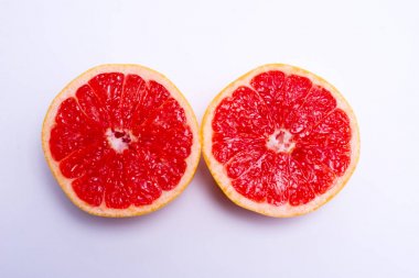 taze kırmızı greyfurt tamamlayan bir beyaz arka plan üzerinde