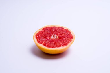 Beyaz arka plan üzerinde yarım taze kırmızı greyfurt