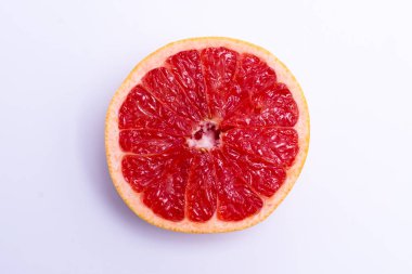 Beyaz arka plan üzerinde yarım taze kırmızı greyfurt