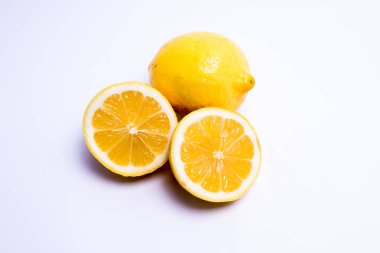 İki limon beyazda izole.