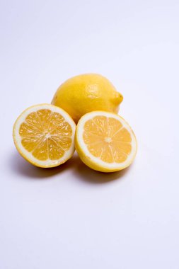 İki limon beyazda izole.