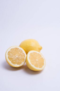 İki limon beyazda izole.