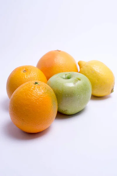 Frutas isoladas sobre fundo branco . — Fotografia de Stock