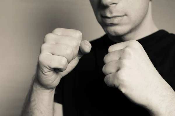 Nahaufnahme eines jungen Mannes, der in Boxerposition steht und bereit ist, mit geballten Fäusten zu kämpfen — Stockfoto