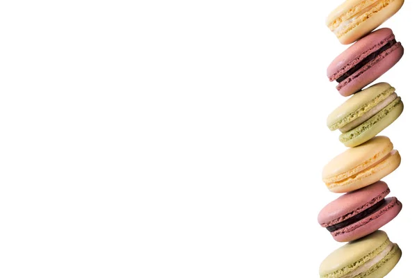 Süße schmackhafte Makronen isoliert auf weißem Hintergrund — Stockfoto