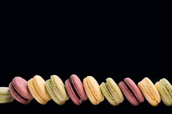 Süße schmackhafte Makronen isoliert auf weißem Hintergrund — Stockfoto