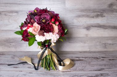 Düğün buketi, üzerinde eski püskü ahşap masa güzel çiçek düzenleme
