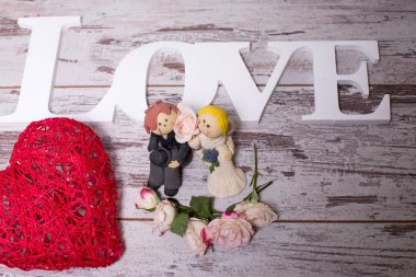 Gelin ve damat seviyorum taahhüt sembolize figürler