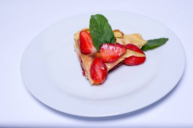 Çilek ve çilek ile nane pasta ile Pancakes