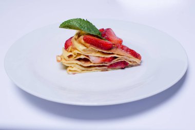 Çilek ve çilek ile nane pasta ile Pancakes