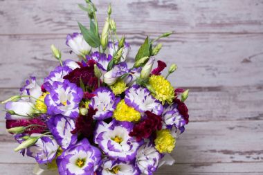 Mavi ve beyaz lisianthus eustoma çiçek buketi n Beyaz ahşap zemin