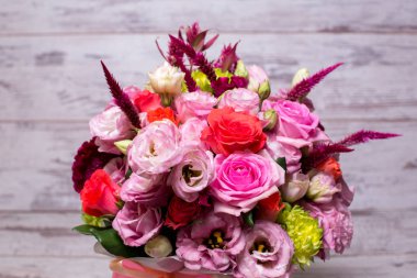 güzel çiçek düzenleme, pembe ve kırmızı gül, pembe eustoma, sarı krizantem