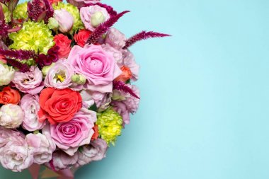 güzel çiçek düzenleme, pembe ve kırmızı gül, pembe eustoma, sarı krizantem