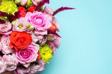 güzel çiçek düzenleme, pembe ve kırmızı gül, pembe eustoma, sarı krizantem