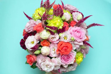 güzel çiçek düzenleme, pembe ve kırmızı gül, pembe eustoma, sarı krizantem