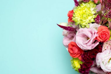 güzel çiçek düzenleme, pembe ve kırmızı gül, pembe eustoma, sarı krizantem