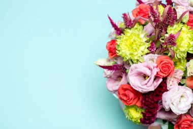 güzel çiçek düzenleme, pembe ve kırmızı gül, pembe eustoma, sarı krizantem