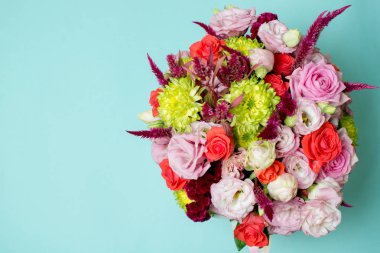 güzel çiçek düzenleme, pembe ve kırmızı gül, pembe eustoma, sarı krizantem