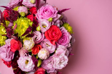 güzel çiçek düzenleme, pembe ve kırmızı gül, pembe eustoma, sarı krizantem