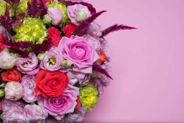 güzel çiçek düzenleme, pembe ve kırmızı gül, pembe eustoma, sarı krizantem