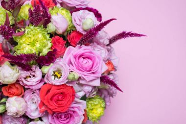 güzel çiçek düzenleme, pembe ve kırmızı gül, pembe eustoma, sarı krizantem