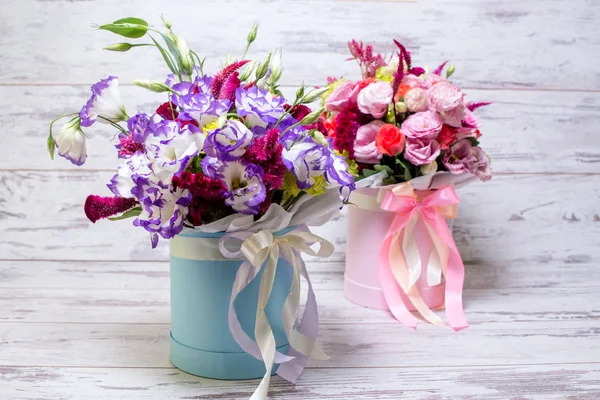 Mavi ve beyaz lisianthus eustoma çiçek buketi n Beyaz ahşap zemin