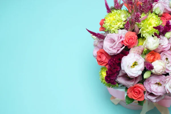 güzel çiçek düzenleme, pembe ve kırmızı gül, pembe eustoma, sarı krizantem