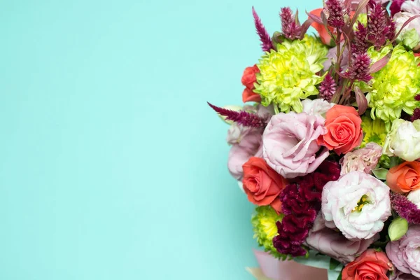 güzel çiçek düzenleme, pembe ve kırmızı gül, pembe eustoma, sarı krizantem