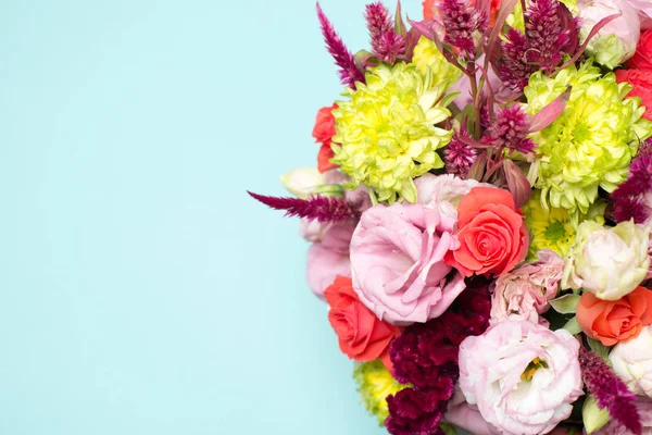 güzel çiçek düzenleme, pembe ve kırmızı gül, pembe eustoma, sarı krizantem