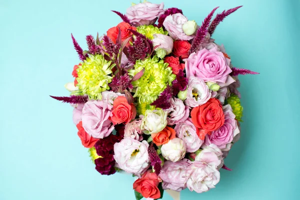 güzel çiçek düzenleme, pembe ve kırmızı gül, pembe eustoma, sarı krizantem