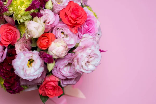 güzel çiçek düzenleme, pembe ve kırmızı gül, pembe eustoma, sarı krizantem