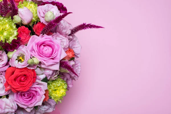 güzel çiçek düzenleme, pembe ve kırmızı gül, pembe eustoma, sarı krizantem