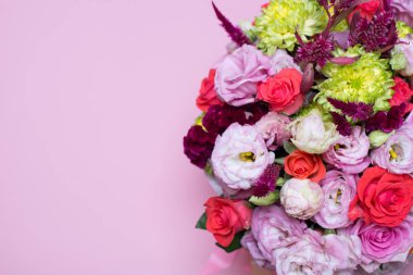 güzel çiçek düzenleme, pembe ve kırmızı gül, pembe eustoma, sarı krizantem