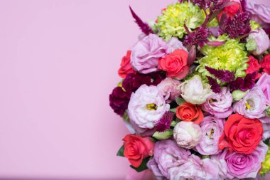 güzel çiçek düzenleme, pembe ve kırmızı gül, pembe eustoma, sarı krizantem