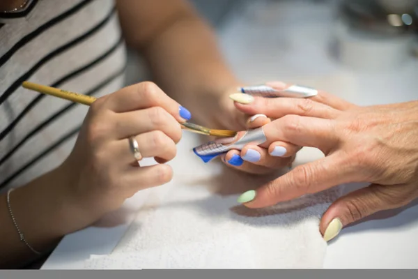 Manicure. Mestre faz extensão de prego. mãos fechadas . — Fotografia de Stock