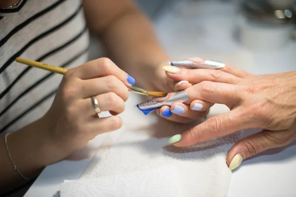 Manicure. Mestre faz extensão de prego. mãos fechadas . — Fotografia de Stock