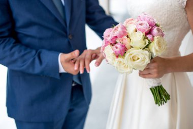 güzel narin gelin buketi güller ve çiçekler gelinin elinde beyaz, pembe.