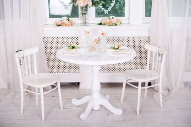 Yemek Masası provence stili, mum, lavanta, ayarını vintage çanak çömlek ve çatal bıçak takımı, portre.