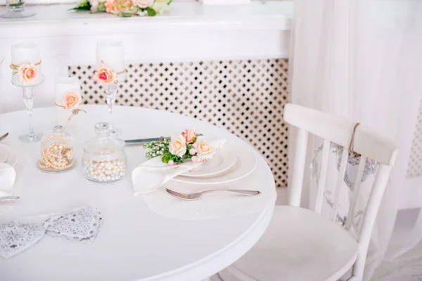 Table de salle à manger au style provençal, avec bougies, lavande, vaisselle vintage et couverts, gros plan . — Photo