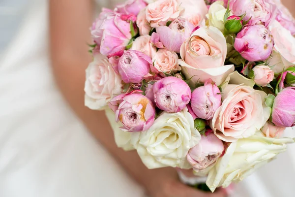 Bellissimo delicato bouquet da sposa di rose bianche, rosa e fiori in mano alla sposa — Foto Stock