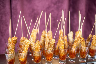 Kral karides sosu ve limon ile servis. Domates sosu camları ile karides