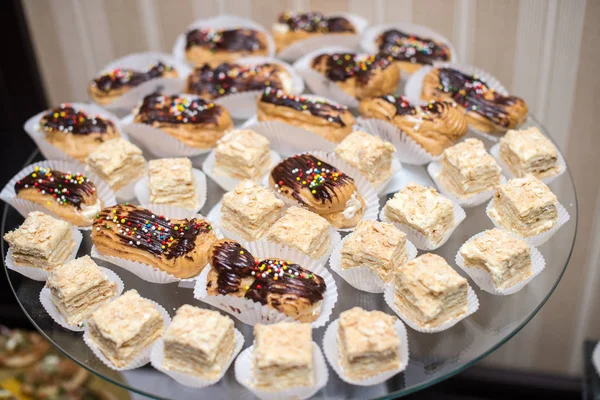 Una gran cantidad de crema pastelera Napoleón en una placa de vidrio redonda . — Foto de Stock