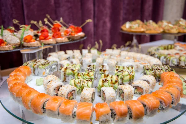 Japon mutfağı - büfe catering stil suşi restoranında ayarla - somon Maki Sushi ve Nigiri suşi. seçici odak