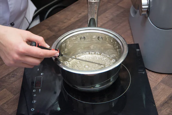 Cacerola de cocción de caramelo en la mesa en la cocina — Foto de Stock