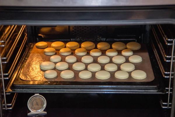 Hornear macarrones en el horno — Foto de Stock